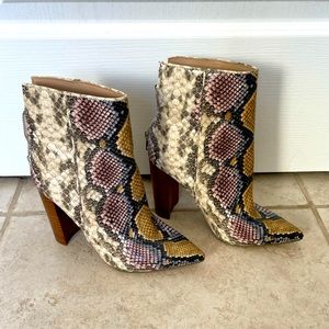 STEVE MADDEN Size 7 multi colored synthetic snake skinned booty
